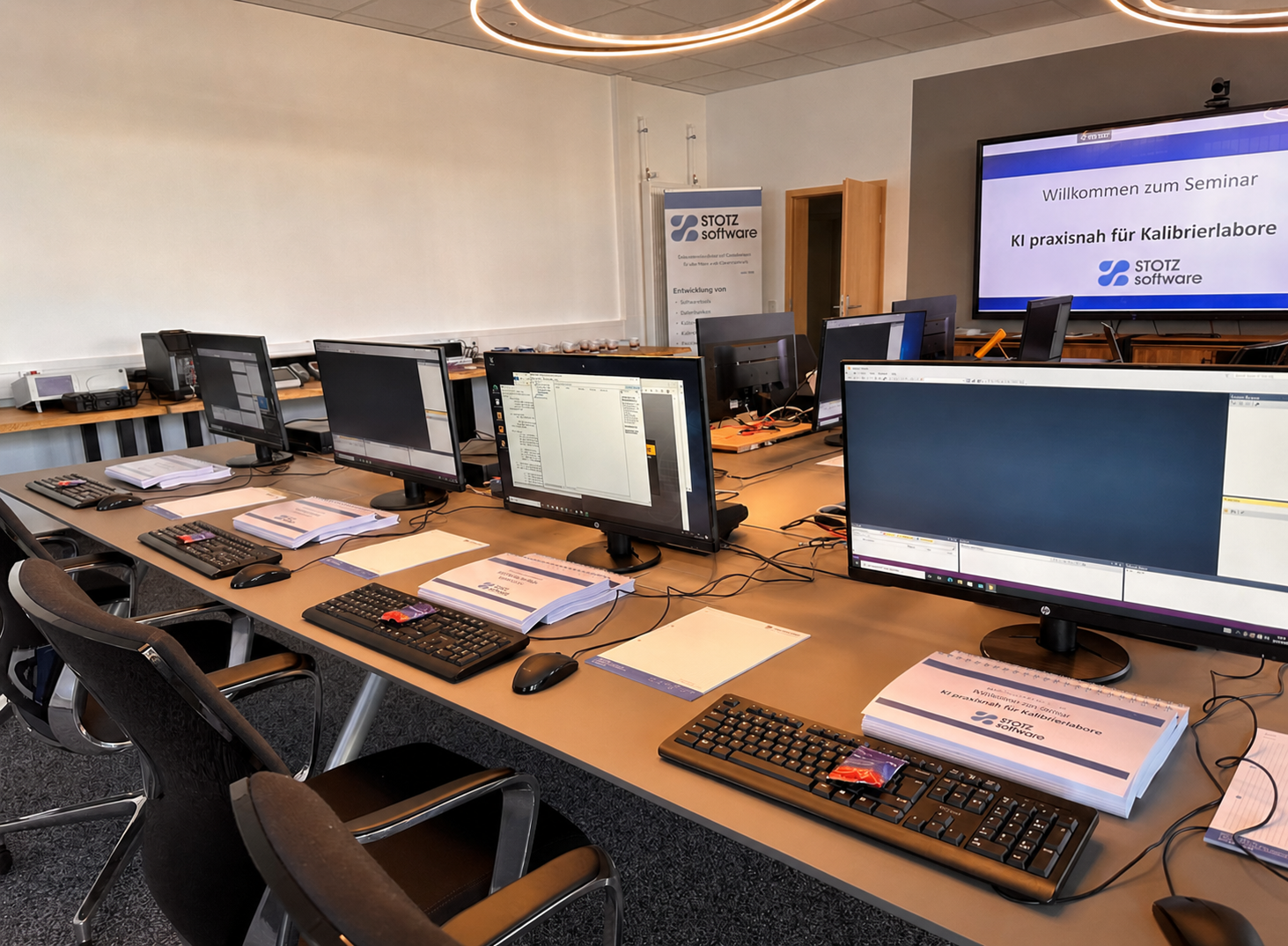 Schulungsraum mit Seminar-PCs